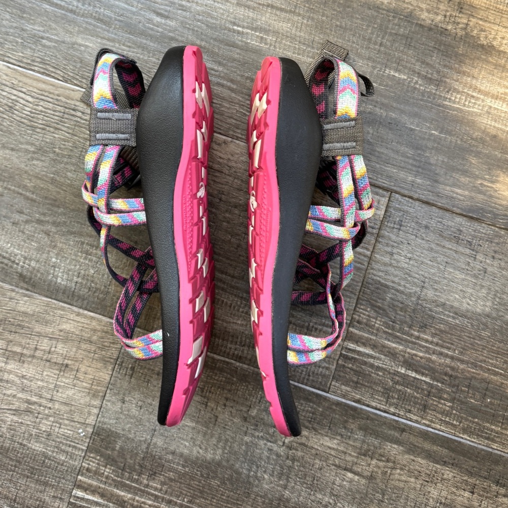 Chaco multicolor pink sandals 4y - Picture 3 of 5